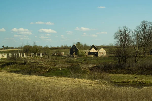 Antiguo edificio abandonado en el bosque. establo en ruinas — Foto de Stock