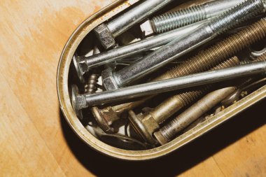 Bir kutuda eski vidalar. çeşitli vidalar bir sürü. kutuya bağlantı elemanları yığını yakın. marangozluk atölyesi. çalışma aracı