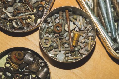 Bir kutuda eski vidalar. çeşitli vidalar bir sürü. kutuya bağlantı elemanları yığını yakın. marangozluk atölyesi. çalışma aracı