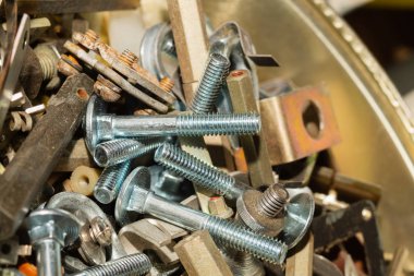 Bir kutuda eski vidalar. çeşitli vidalar bir sürü. kutuya bağlantı elemanları yığını yakın. marangozluk atölyesi. çalışma aracı