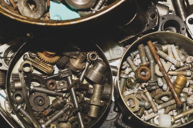 Bir kutuda eski vidalar. çeşitli vidalar bir sürü. kutuya bağlantı elemanları yığını yakın. marangozluk atölyesi. çalışma aracı