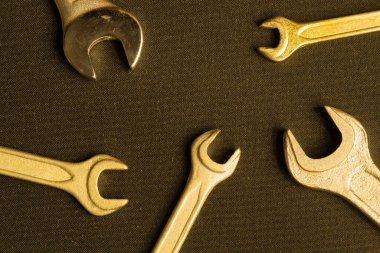 Kopya alanı olan siyah bir arka plan üzerindeki anahtarlar. çalışma aracı