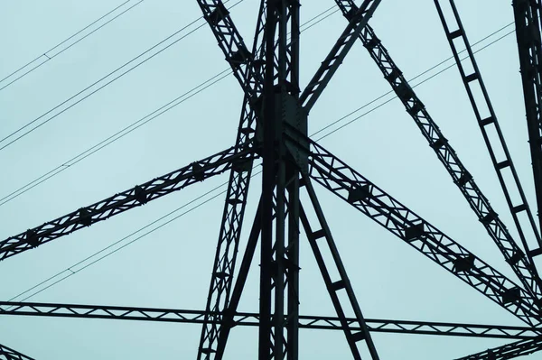 Деталь столба электропередач. Высокое напряжение башни на фоне неба — стоковое фото
