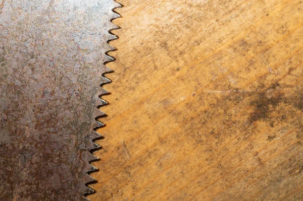 Oude hand zag op een vuile houten achtergrond. werkgebied met hand instrument. timmerwerk gereedschap. handmatig arbeids concept — Stockfoto