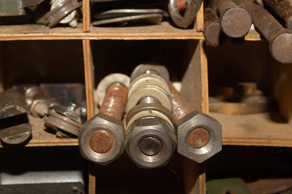 Tornillos viejos en una caja. muchos tornillos diferentes. pila de cierres en la caja de cerca. taller de carpintería. herramienta de trabajo —  Fotos de Stock