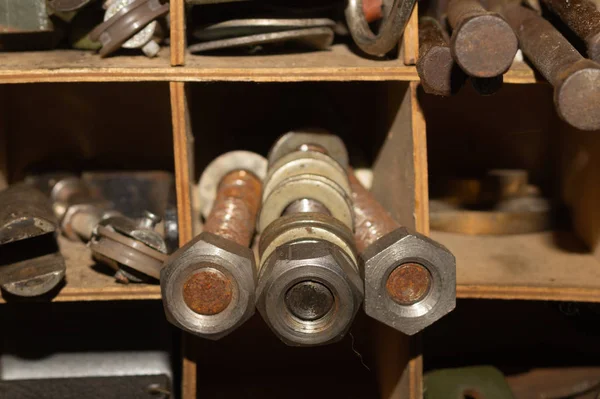 Vecchie viti in una scatola. un sacco di viti varie. mucchio di elementi di fissaggio nella scatola da vicino. laboratorio di falegnameria. strumento di lavoro — Foto Stock