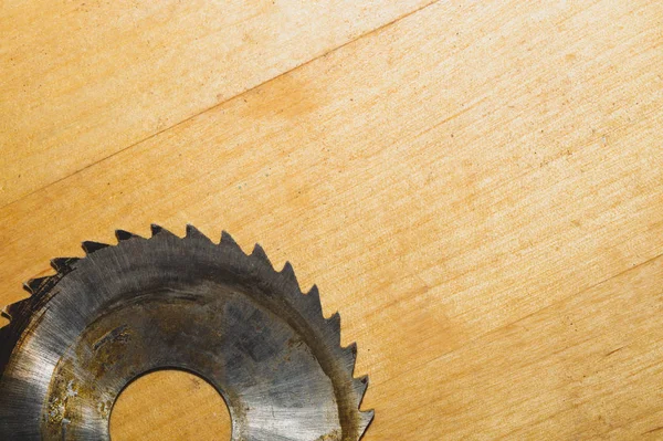 Fém körfűrészlap fából készült háttérrel. felülnézetben. működő szerszám. Asztalos eszköz — Stock Fotó