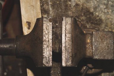 Metal bir tezgahüzerinde eski bank mengenesi. çalışma aracı