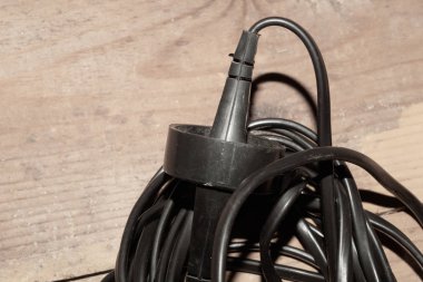Güç uzantısı. siyah elektrik kablosu hank