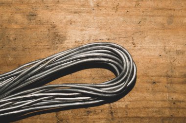 Ahşap arka planda gri tel. örgü olmadan tel ahşap masa üzerinde yatıyor