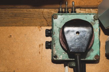 Sigortalı elektrik güç kaynağı kutusunda eski güç soketi