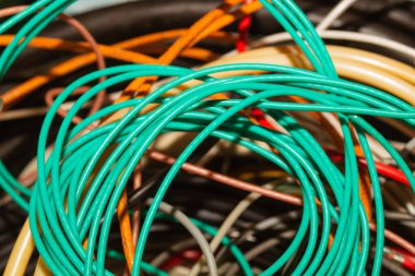 Kullanılmış elektrikli renkli teller. farklı eski kabloların hank