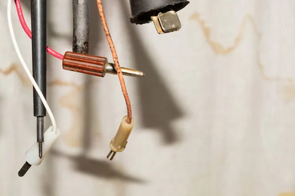 Atölyede asılı eski elektrik sondaları. multimetre prob