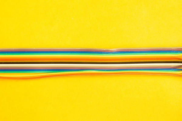 Hilos coloridos aislados sobre fondo amarillo. cable de conexión para esquemas eléctricos. espacio de copia — Foto de Stock