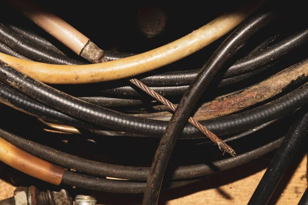 Kullanılmış elektrikli renkli teller. farklı eski kabloların hank — Stok fotoğraf