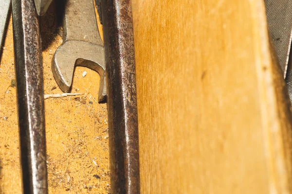 Schraubenschlüssel in einem hölzernen Werkzeugkasten. Arbeitsinstrument — Stockfoto