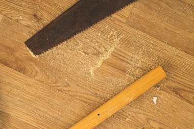 Eski el ahşap bir arka plan üzerinde gördüm. el aleti ile çalışma alanı. marangozluk aleti. el emeği kavramı