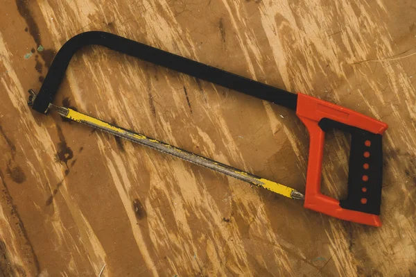 Ruka na dřevěném podkladu. pracovní plocha s ručním nástrojem. Truhlářské nástroje. manuální pracovní koncepce — Stock fotografie