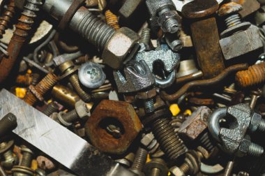 Arka planı vidalar. vidaları dokunarak yığın. çalışma aracı. bağlantı elemanları yığını. cıvata ve somunlar. metal kazıma