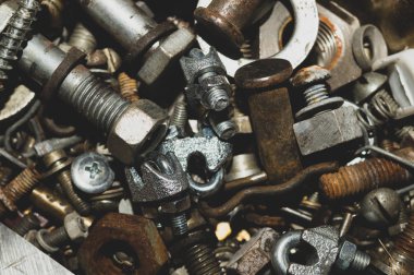 Arka planı vidalar. vidaları dokunarak yığın. çalışma aracı. bağlantı elemanları yığını. cıvata ve somunlar. metal kazıma