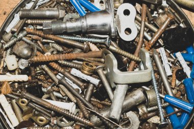 Arka planı vidalar. vidaları dokunarak yığın. çalışma aracı. bağlantı elemanları yığını. cıvata ve somunlar. metal kazıma