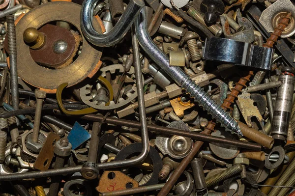 Arka planı vidalar. vidaları dokunarak yığın. çalışma aracı. bağlantı elemanları yığını. cıvata ve somunlar. metal kazıma