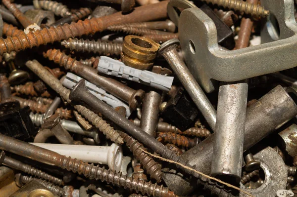 Arka planı vidalar. vidaları dokunarak yığın. çalışma aracı. bağlantı elemanları yığını. cıvata ve somunlar. metal kazıma