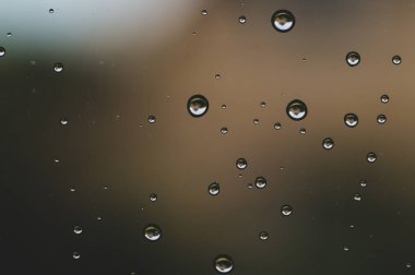 Pencere camındaki yağmur damlaları yakın. su damlaları soyut makro arka plan