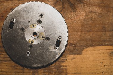 Ahşap arka planda metal dişli. mekanizmanın detayı
