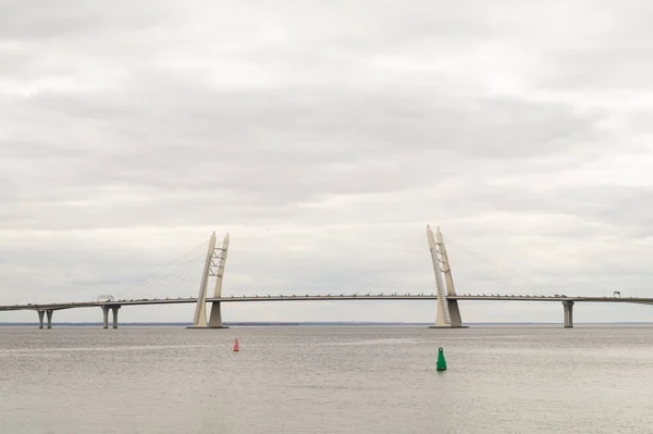 Bulutlu bir günde nehrin karşısındaki köprü — Stok fotoğraf