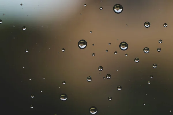 窗玻璃上的雨滴关闭。水滴抽象宏背景 — 图库照片
