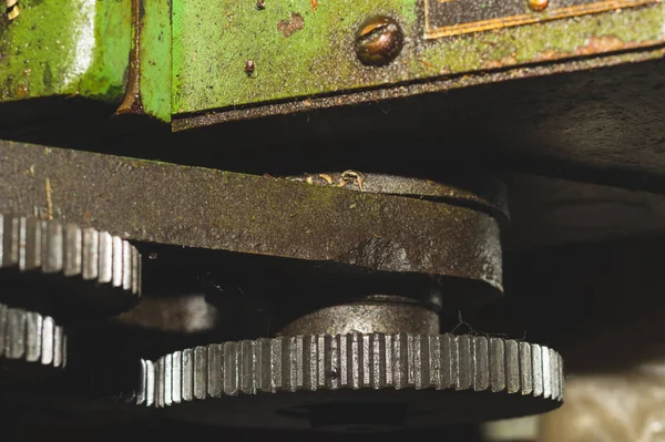 Ingranaggi di macchine industriali. dettaglio del meccanismo. vecchie ruote dentate di macchine — Foto Stock