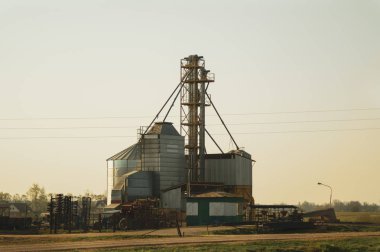 Kırsal kesimde tahıl deposu. tarım fabrikası