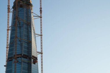 gökdelen inşaatı. endüstriyel vinç ile yüksek kule