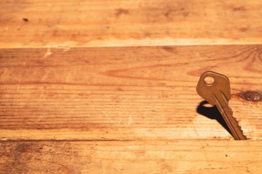 Anahtar masaya sıkışmış. ahşap bir arka plan üzerinde anahtar. güvenlik ve güvenlik kavramı