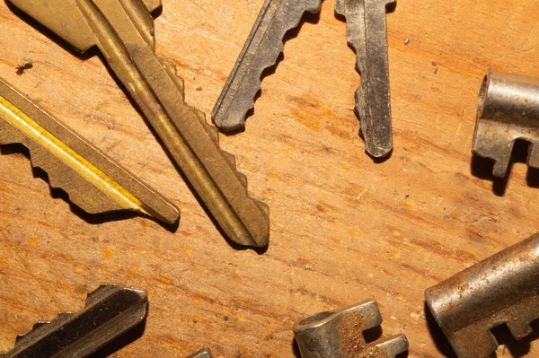 Różne klucze na drewnianym tle. koncepcja bezpieczeństwa i ochrony — Zdjęcie stockowe