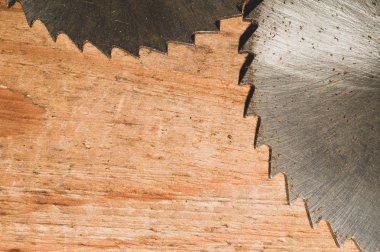 Dairesel testere. marangozluk aletleri. endüstriyel arka plan. kereste fabrikası ve testere ahşap ürünler için ekipman