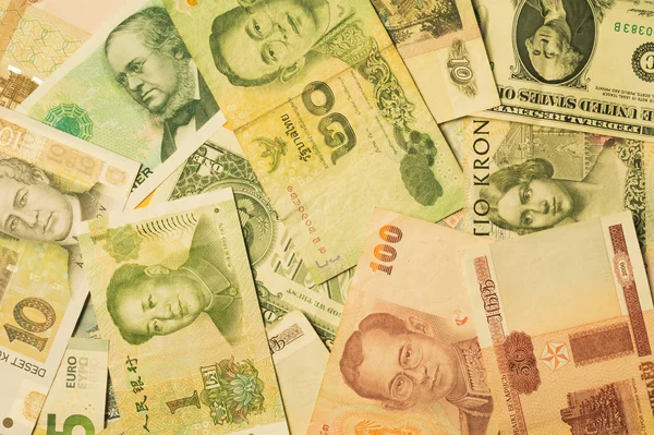 Birçok ülkeden farklı para. masada çeşitli para birimleri