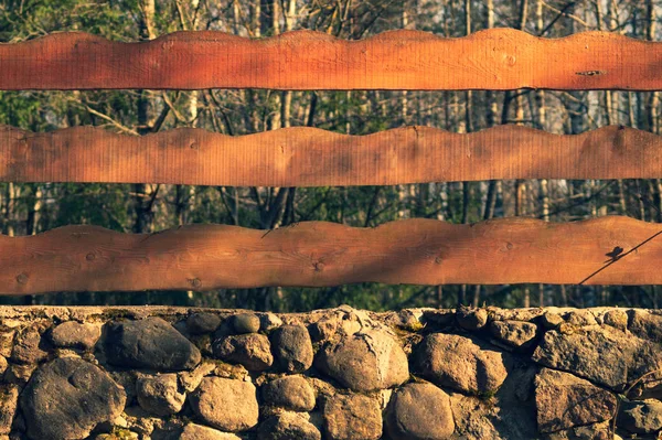 Дерево и камень фон. деревянный забор и каменная стена в парке — стоковое фото