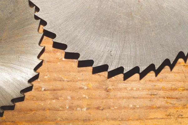 Sierra circular. herramientas de carpintería. fondo industrial. equipo para aserradero y aserrado de productos de madera — Foto de Stock