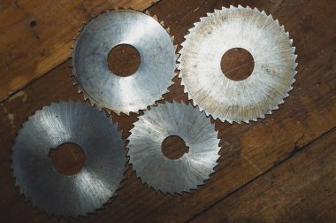 Dairesel testere. marangozluk aletleri. endüstriyel arka plan. kereste fabrikası ve testere ahşap ürünler için ekipman