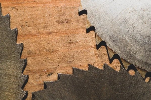 Sierra circular. herramientas de carpintería. fondo industrial. equipo para aserradero y aserrado de productos de madera — Foto de Stock