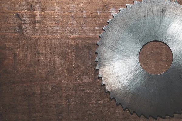 Kreissäge. Schreinerwerkzeuge. industrieller Hintergrund. Ausrüstung für Sägewerke und Sägen von Holzprodukten — Stockfoto