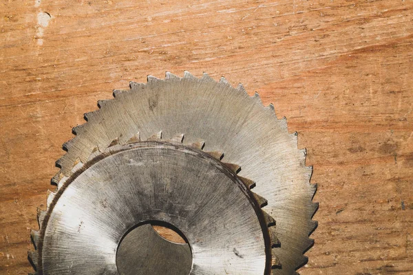 Cirkelzaag. timmerwerk gereedschap. industriële achtergrond. uitrusting voor zagerij en zagen van houten producten — Stockfoto