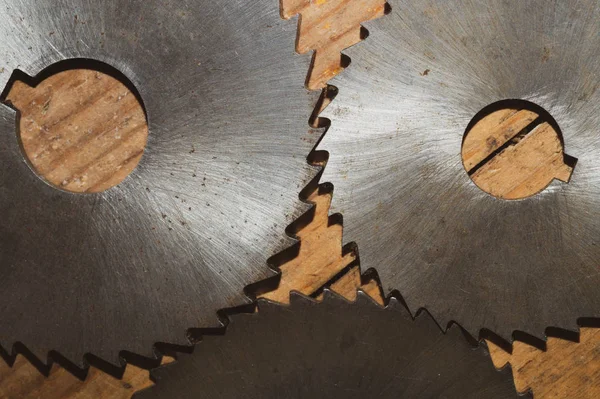 Cirkelzaag. timmerwerk gereedschap. industriële achtergrond. uitrusting voor zagerij en zagen van houten producten — Stockfoto