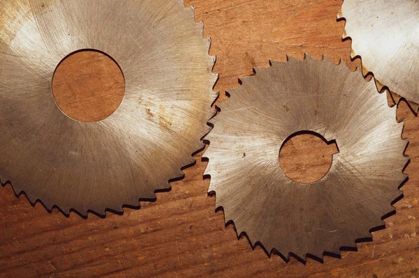 Kreissäge. Schreinerwerkzeuge. industrieller Hintergrund. Ausrüstung für Sägewerke und Sägen von Holzprodukten — Stockfoto