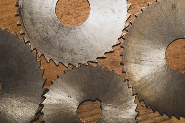 Serra circular. ferramentas de carpintaria. fundo industrial. equipamento para serração e serração de produtos de madeira — Fotografia de Stock