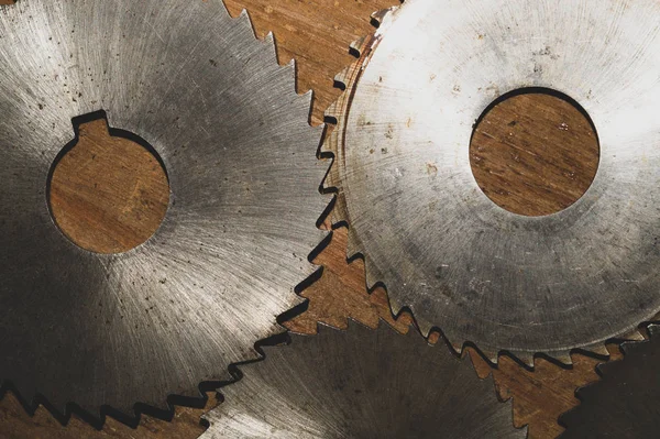 Kreissäge. Schreinerwerkzeuge. industrieller Hintergrund. Ausrüstung für Sägewerke und Sägen von Holzprodukten — Stockfoto