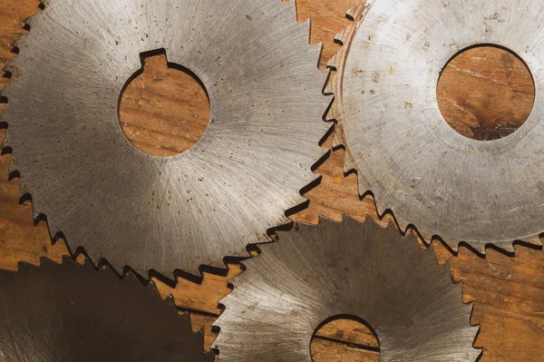 Cirkelzaag. timmerwerk gereedschap. industriële achtergrond. uitrusting voor zagerij en zagen van houten producten — Stockfoto