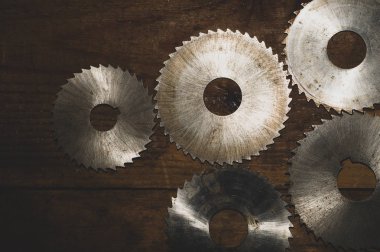 Dairesel testere. marangozluk aletleri. endüstriyel arka plan. kereste fabrikası ve testere ahşap ürünler için ekipman